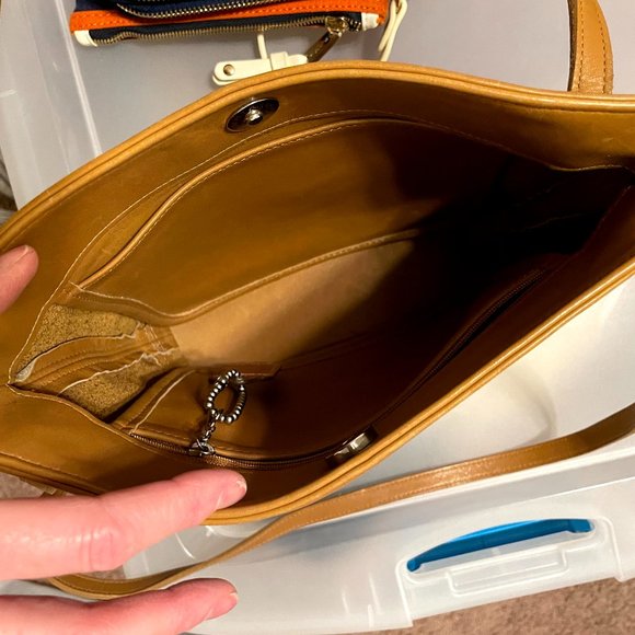 Vintage Coach Camel Leather Shoulder Bag - Picture 3 of 7
